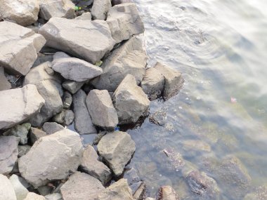 Sahilde taş yığını.