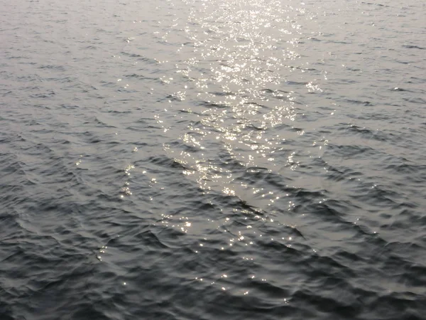 Güneş Işığı Altında Deniz Suyu Dalgalanmalar — Stok fotoğraf