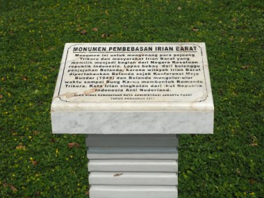 Jakarta, Endonezya - 2 Ağustos 2018: Taman Lapangan Banteng'de Monumen Pembebasan Irian Barat 'ın (Batı Irian Kurtuluş Anıtı) Kitabesi.