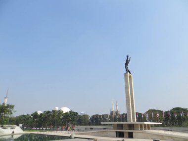 Jakarta, Endonezya - 2 Ağustos 2018: Taman Lapangan Banteng'de Monumen Pembebasan Irian Barat (Batı Irian Kurtuluş Anıtı).
