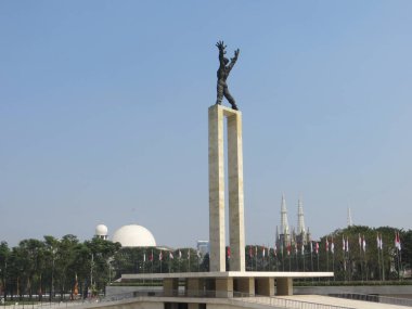 Jakarta, Endonezya - 2 Ağustos 2018: Taman Lapangan Banteng'de Monumen Pembebasan Irian Barat (Batı Irian Kurtuluş Anıtı).