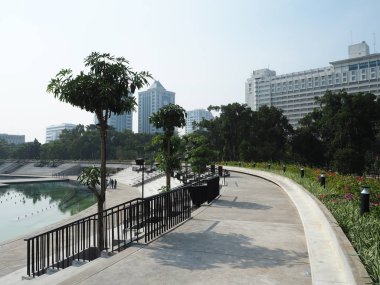 Jakarta, Endonezya - 2 Ağustos 2018: Üst geçit Taman Lapangan bant, amfitiyatro.