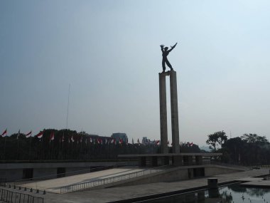 Jakarta, Endonezya - 2 Ağustos 2018: Taman Lapangan Banteng'de Monumen Pembebasan Irian Barat (Batı Irian Kurtuluş Anıtı).