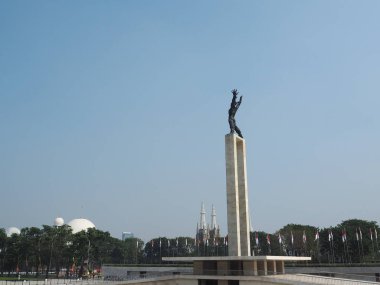 Jakarta, Endonezya - 2 Ağustos 2018: Taman Lapangan Banteng'de Monumen Pembebasan Irian Barat (Batı Irian Kurtuluş Anıtı).
