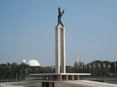 Jakarta, Endonezya - 2 Ağustos 2018: Taman Lapangan Banteng'de Monumen Pembebasan Irian Barat (Batı Irian Kurtuluş Anıtı).