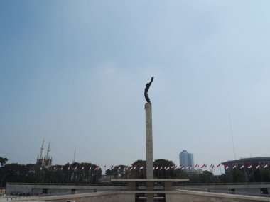 Jakarta, Endonezya - 2 Ağustos 2018: Taman Lapangan Banteng'de Monumen Pembebasan Irian Barat (Batı Irian Kurtuluş Anıtı).