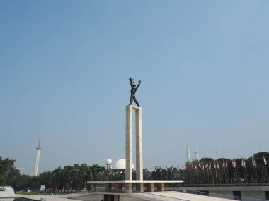 Jakarta, Endonezya - 2 Ağustos 2018: Taman Lapangan Banteng'de Monumen Pembebasan Irian Barat (Batı Irian Kurtuluş Anıtı).