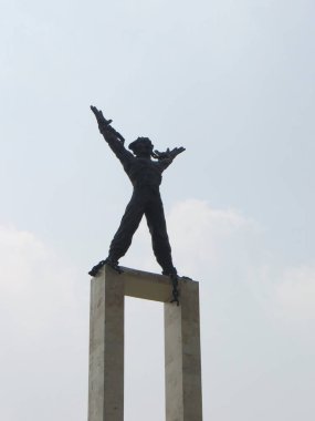 Jakarta, Endonezya - 2 Ağustos 2018: Taman Lapangan Banteng'de Monumen Pembebasan Irian Barat (Batı Irian Kurtuluş Anıtı).
