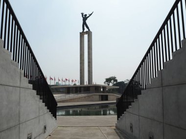 Jakarta, Endonezya - 2 Ağustos 2018: Taman Lapangan Banteng'de Monumen Pembebasan Irian Barat (Batı Irian Kurtuluş Anıtı).