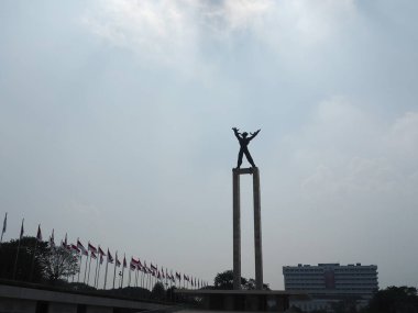 Jakarta, Endonezya - 2 Ağustos 2018: Taman Lapangan Banteng'de Monumen Pembebasan Irian Barat (Batı Irian Kurtuluş Anıtı).