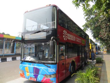 Jakarta, Endonezya - 2 Ağustos 2018: Jakarta Explorer otobüsü, Transjakarta şehir tur otobüsü, Jalan Juanda.