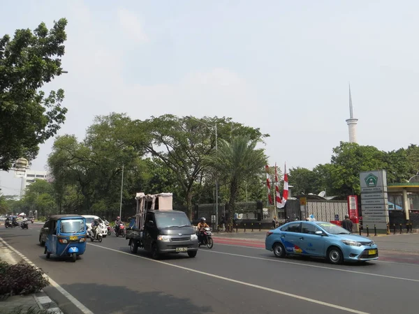 Jakarta, Endonezya - 2 Ağustos 2018: Jalan Katedral'de trafik.