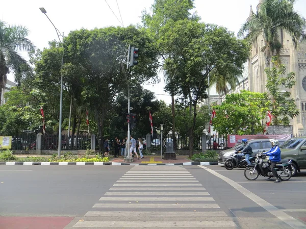Jakarta, Endonezya - 2 Ağustos 2018: Jalan Katedral'de pelikan geçişi.
