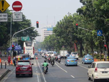 Jakarta, Endonezya - 2 Ağustos 2018: Jalan Merdeka Selatan trafiği.