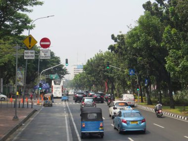 Jakarta, Endonezya - 2 Ağustos 2018: Jalan Merdeka Selatan trafiği.