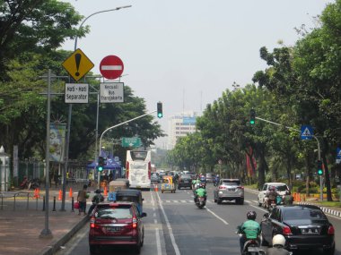 Jakarta, Endonezya - 2 Ağustos 2018: Jalan Merdeka Selatan trafiği.
