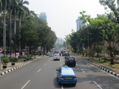 Jakarta, Endonezya - 2 Ağustos 2018: Jalan Merdeka Selatan trafiği.