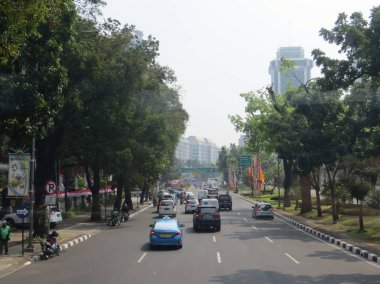 Jakarta, Endonezya - 2 Ağustos 2018: Jalan Merdeka Selatan trafiği.
