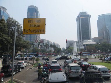 Jakarta, Endonezya - 2 Ağustos 2018: Bundaran Bank Indonesia civarında Jalan Merdeka Selatan trafiği (Bank Indonesia Roundabout).