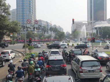 Jakarta, Endonezya - 2 Ağustos 2018: Bundaran Bank Indonesia civarında Jalan Merdeka Selatan trafiği (Bank Indonesia Roundabout).