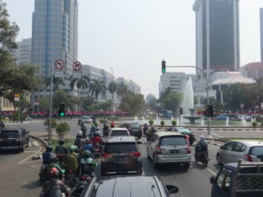 Jakarta, Endonezya - 2 Ağustos 2018: Bundaran Bank Indonesia civarında Jalan Merdeka Selatan trafiği (Bank Indonesia Roundabout).