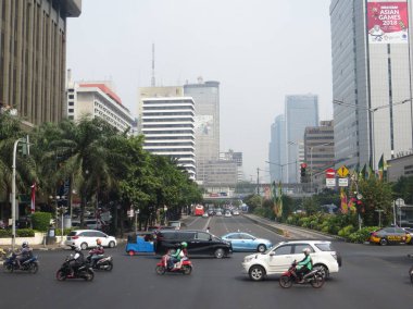Jakarta, Endonezya - 2 Ağustos 2018: Jalan Thamrin trafiği (Thamrin yolu).