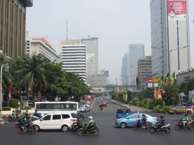 Jakarta, Endonezya - 2 Ağustos 2018: Jalan Thamrin trafiği (Thamrin yolu).