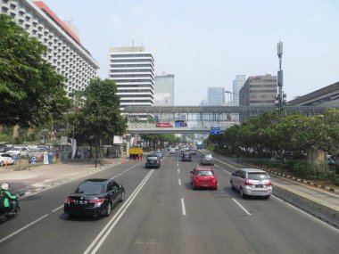 Jakarta, Endonezya - 2 Ağustos 2018: Jalan Thamrin trafiği (Thamrin yolu).
