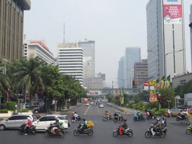 Jakarta, Endonezya - 2 Ağustos 2018: Jalan Thamrin trafiği (Thamrin yolu).