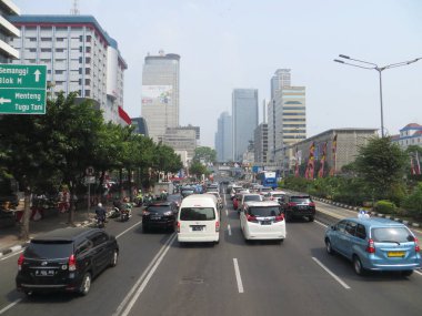 Jakarta, Endonezya - 2 Ağustos 2018: Jalan Thamrin trafiği (Thamrin yolu).