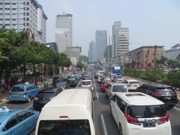 Jakarta, Endonezya - 2 Ağustos 2018: Jalan Thamrin trafiği (Thamrin yolu).
