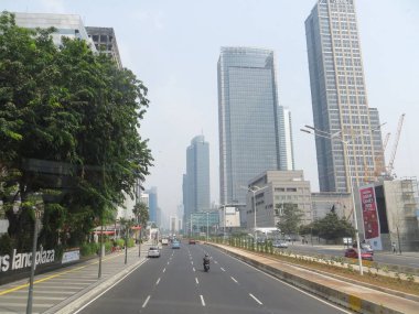 Jakarta, Endonezya - 2 Ağustos 2018: Jalan Thamrin trafiği (Thamrin yolu).