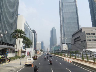 Jakarta, Endonezya - 2 Ağustos 2018: Jalan Thamrin trafiği (Thamrin yolu).