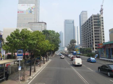 Jakarta, Endonezya - 2 Ağustos 2018: Jalan Thamrin trafiği (Thamrin yolu).