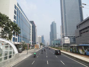 Jakarta, Endonezya - 2 Ağustos 2018: Jalan Thamrin trafiği (Thamrin yolu).