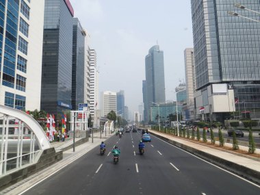 Jakarta, Endonezya - 2 Ağustos 2018: Jalan Thamrin trafiği (Thamrin yolu).