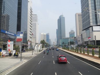 Jakarta, Endonezya - 2 Ağustos 2018: Jalan Thamrin trafiği (Thamrin yolu).