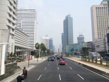 Jakarta, Endonezya - 2 Ağustos 2018: Jalan Thamrin trafiği (Thamrin yolu).