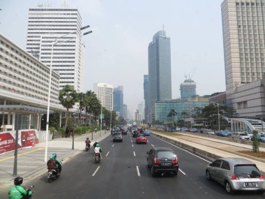 Jakarta, Endonezya - 2 Ağustos 2018: Jalan Thamrin trafiği (Thamrin yolu).