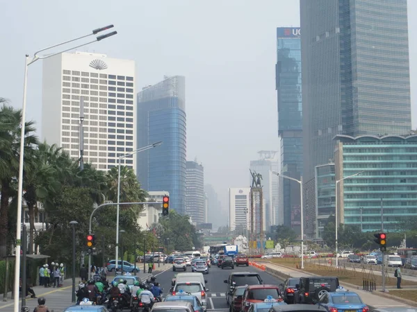 Jakarta Indonésia Agosto 2018 Tráfego Jalan Thamrin Torno Bundaran Hotel — Fotografia de Stock