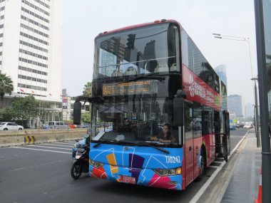 Jakarta, Endonezya - 2 Ağustos 2018: Jakarta Explorer otobüsü, Transjakarta şehir tur otobüsü, Jalan Thamrin.
