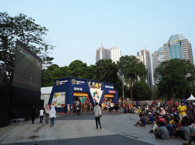 Jakarta, Endonezya - 24 Ağustos 2018: Kalabalık insan izliyor Gbk spor kompleksi içinde Asya Oyunları futbol maçı canlı yayın. 