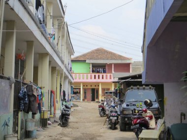 Tangerang, Endonezya - 5 Ağustos 2018: Satır bir köyde evlerin.