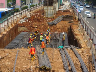Jakarta, Endonezya - 7 Ağustos 2018: Jakarta ışık demiryolu Transit (Lrt) şantiye Kuningan bölgesinde.