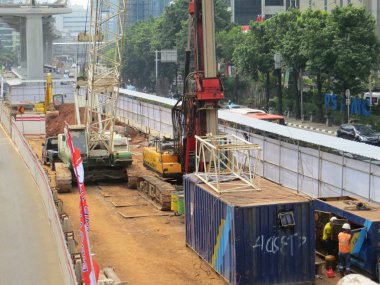 Jakarta, Endonezya - 7 Ağustos 2018: Jakarta ışık demiryolu Transit (Lrt) şantiye Kuningan bölgesinde.