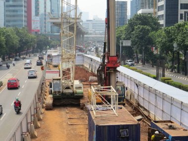 Jakarta, Endonezya - 7 Ağustos 2018: Jakarta ışık demiryolu Transit (Lrt) şantiye Kuningan bölgesinde.
