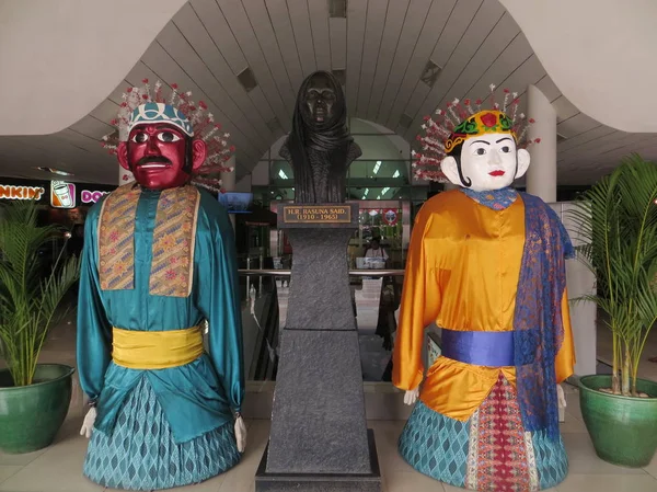 Jakarta Indonésie Août 2018 Statue Rasuna Entre Deux Marionnettes Géantes — Photo