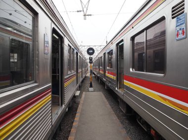 Jakarta, Endonezya - 7 Ağustos 2018: Jakartakota İstasyonu'nda otopark iki banliyö hattı Tren.