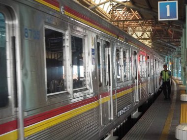 Jakarta, Endonezya - 7 Ağustos 2018: Juanda istasyonuna girerek bir banliyö hattı Tren.