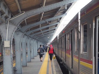 Jakarta, Endonezya - 7 Ağustos 2018: Jakartakota istasyonunda trenden disembarking yolcu.